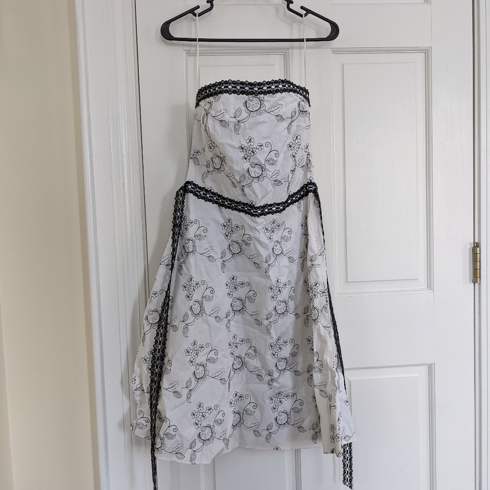 Necessary Objects embroidered white dress size large